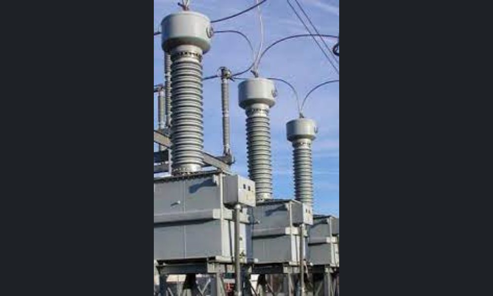 Transformadores de protección y medida instalados en subestación eléctrica para monitoreo y seguridad de sistema de alta tensión.